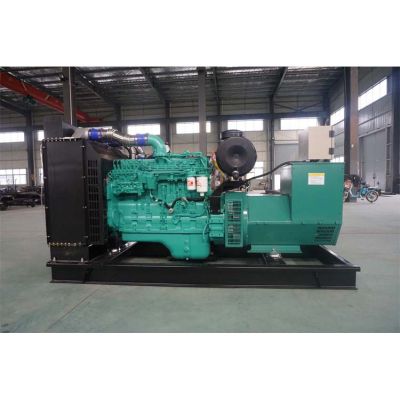 200kw東風(fēng)康明斯柴油發(fā)電機(jī)組-東風(fēng)康明斯6缸柴油機(jī)6LTAA8.9-G2柴油發(fā)電機(jī)組,缸徑/行程：114/145mm,柴油發(fā)電機(jī)組水冷發(fā)動(dòng)機(jī)功率220KW,柴油發(fā)電機(jī)組配套馬拉松斯坦福發(fā)電機(jī)。廠價(jià)直銷歡迎選購：13773399855。